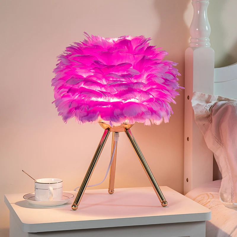 Chic Feather Table Lamp with Gold Tripod Base – Soft Ambient Lighting in 6 Colors