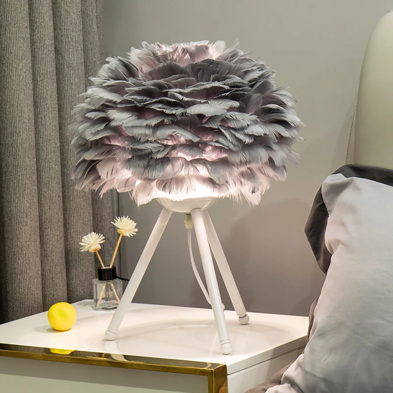 Chic Feather Table Lamp with Gold Tripod Base – Soft Ambient Lighting in 6 Colors